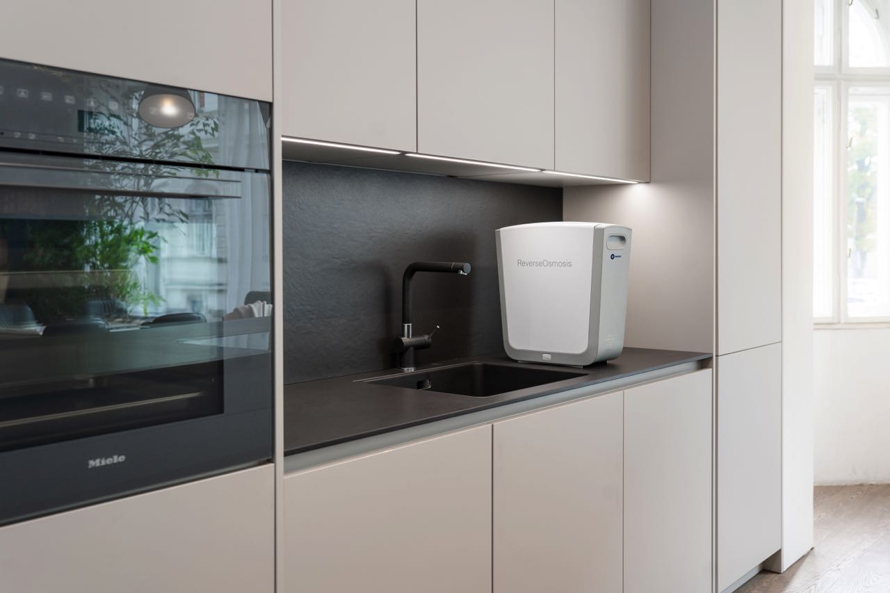 Umkehrosmoseanlagen werden entweder in den Küchenunterschrank gebaut und von dort aus direkt mit der Küchenarmatur verbunden oder als Auftischgerät genutzt. Foto: Bluewater Group, Sweden / Unsplash