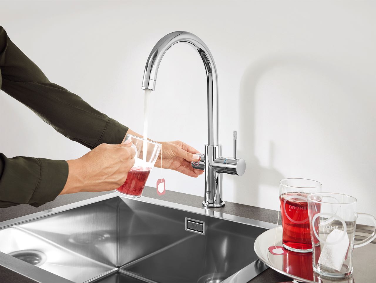 100 Grad auf Knopfdruck: Mit GROHE Red ist kochendes Wasser genau dann fertig, wenn es gebraucht wird. Dabei spart das zukunftsweisende Heißwassersystem nicht nur Zeit, sondern auch Energie.