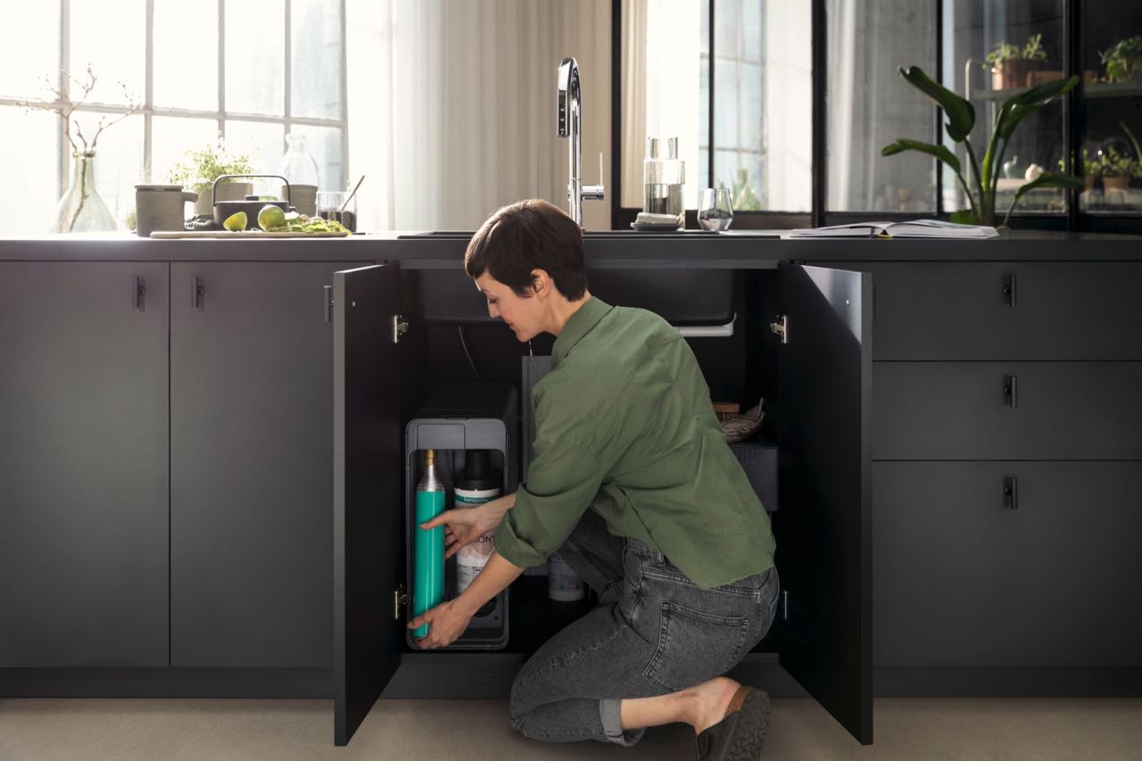 Alle Funktionen auf kleinstem Raum: Die SodaBase von Hansgrohe passt in jeden Küchenschrank mit einer Breite von mindestens 400 mm.