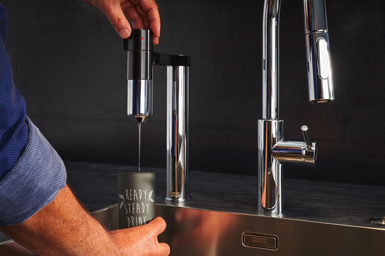 Der Filter von Franke reicht aus für bis zu 500 Liter bestes Trinkwasser und erspart den Kauf und Transport von Glas oder PET-Flaschen. 