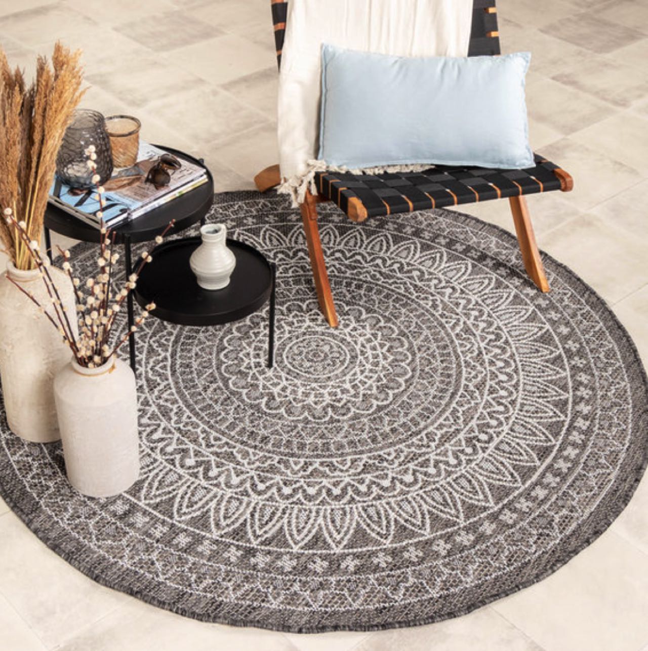 Der runde Teppich von Volero ist nicht nur für die Wohnung sondern auch für die Terrasse geeignet und ein hübscher Hingucker. 