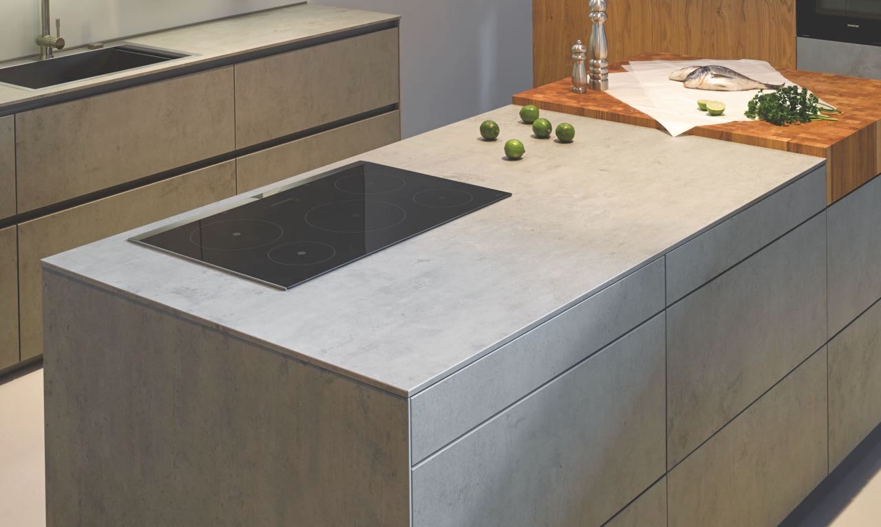 Die Kücheninsel gestaltet mit Systemo Ceramic in Beton-Optik begeistert Ästheten mit seiner angenehmen, natursteinähnlichen Haptik und eleganten, puristischen Optik. Die vielfältige Farbpalette von Systemo Ceramic bietet individuelles, modernes Design.