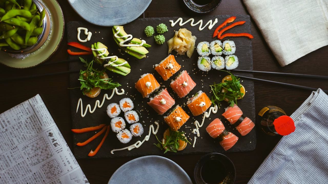 Sushi hat einen Siegeszug über die ganze Welt angetreten. Heute ist es beliebt bei jung und alt. Foto: Jakub Dziubak