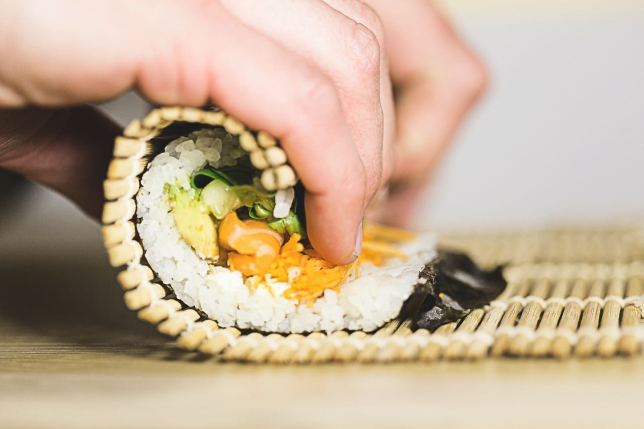 Sushi selber machen ist kein Zauberwerk. Probieren Sie es einfach einmal aus. Foto: Luigi Pozzoli