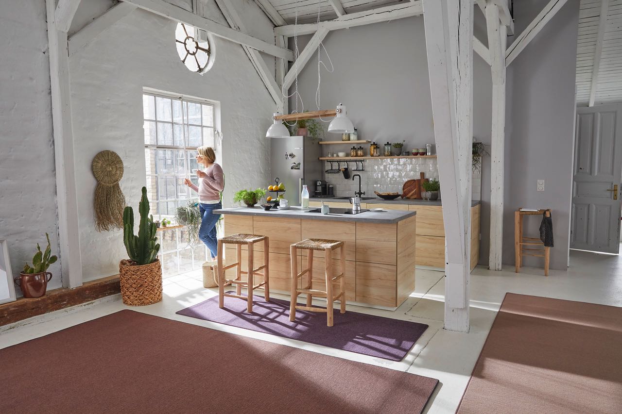 Die Teppiche der Firma Tretford liegen im ganzen Raum aus und unterstreichen mit ihren Farben das mediterrane Flair der Küche. 