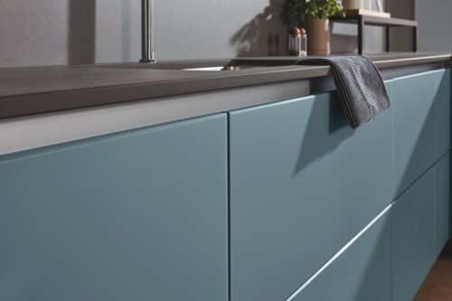 Die taubenblauen Fronten „Ceramic 7865“ der Ballerina-Küche sind aus Keramik. Das ist sehr hygienisch, abrieb- und kratzfest. Außerdem ist das Material langlebig und hat eine tolle Haptik.