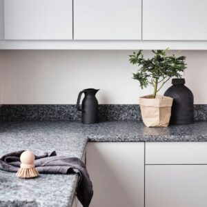 Naturstein sieht immer sehr hochwertig aus, so auch die Arbeitsfläche „Royal kitchen“ in „Sanden“ von Lundhs. Die Marke liefert die Platten mit einem Echtheitszertifikat zur Herkunft des Steins.