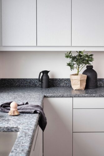 Naturstein sieht immer sehr hochwertig aus, so auch die Arbeitsfläche „Royal kitchen“ in „Sanden“ von Lundhs. Die Marke liefert die Platten mit einem Echtheitszertifikat zur Herkunft des Steins.