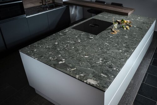 Bei dieser Platte spürt man regelrecht die Naturkräfte, denn sie erinnert an Kiesel im Flussbett. „Gletscherbach“ von Strasser Steine.