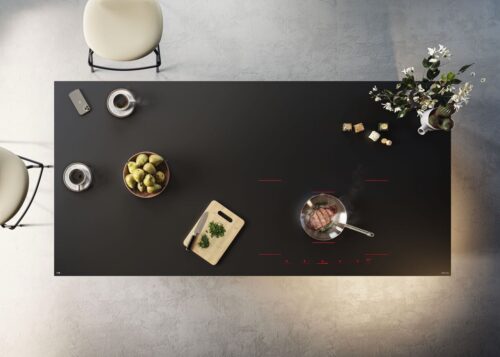 Auf dem Induktionskochfeld „Materia“ von Opera kann man nicht nur kochen, sondern auch Dinge abstellen oder auf der Fläche arbeiten. Es handelt sich quasi um ein unsichtbares Kochfeld. Möglich ist das durch die extrem robuste Glaskeramik und eine innovative Technik.