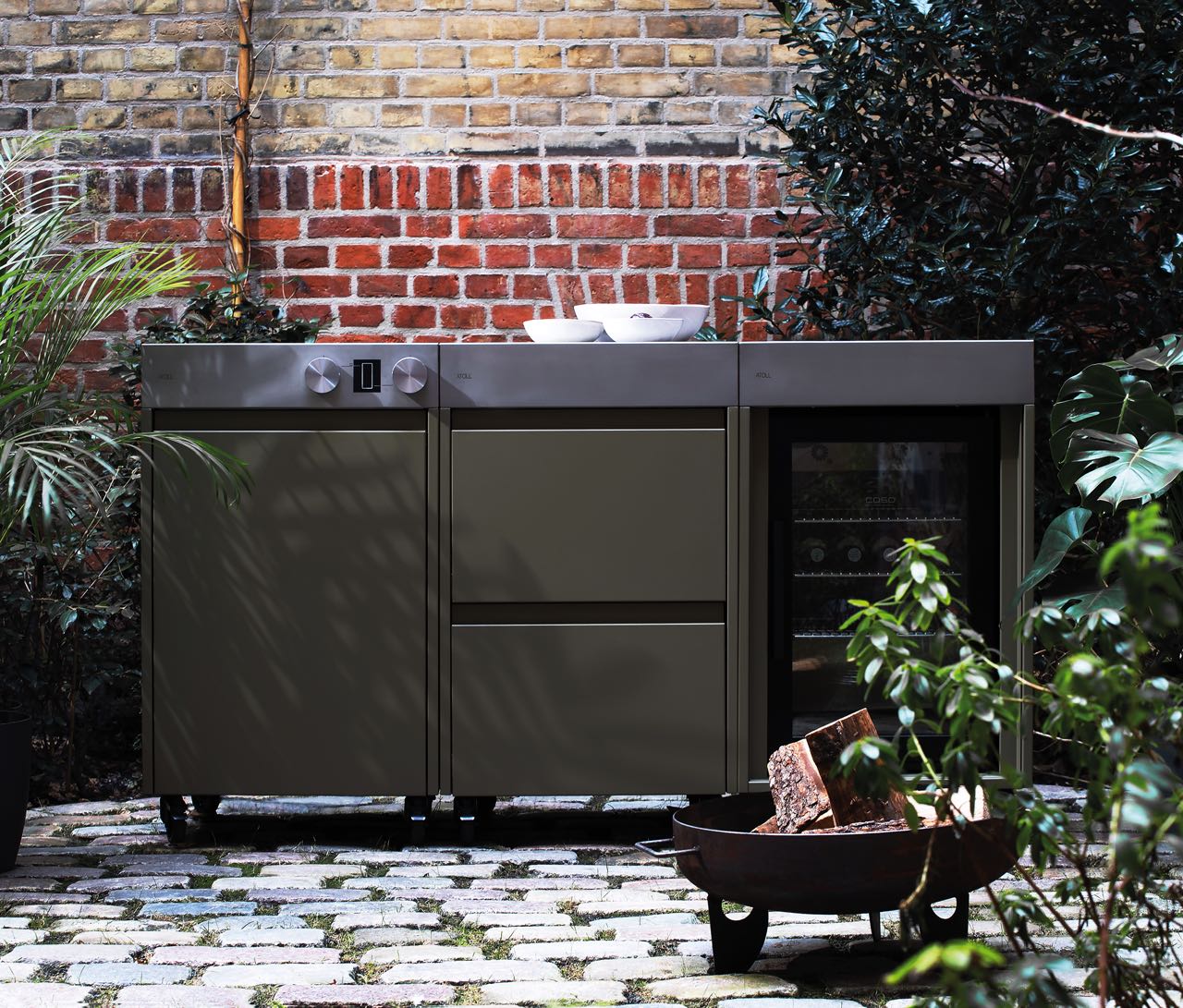 Die neue modulare Outdoorküche von ATOLL, einem Berliner Start-Up, schafft einen gemütlichen Platz an der frischen Luft für schöne Stunden, die von Geselligkeit und Genuss geprägt sind.