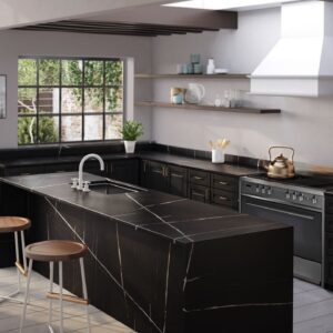 Die beeindruckende Fläche heißt „Eternal Noir“ und ist aus Silestone. Der Kunststein von Cosentino überzeugt mit seiner Langlebigkeit.