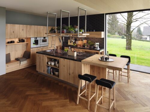 Die Küche „Loft“ von Team7 ist vollständig aus umweltfreundlichem Massivholz produziert. Das Holz wird mit einem Naturöl veredelt. Es stammt aus nachhaltiger Forstwirtschaft.