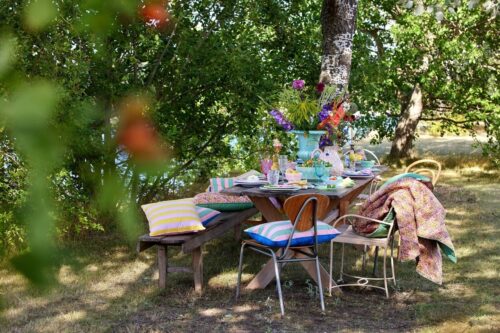 An einer geschmackvoll gedeckten Tafel schmeckt das Essen gleich nochmal so gut. Mit einer Decke lässt es sich auch bei nicht ganz so hohen Temperaturen draußen aushalten. Alle Accessoires sind erhältlich über TakaTomo.de.