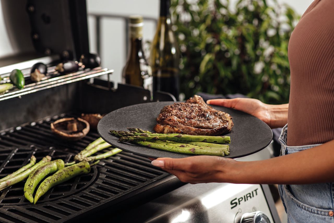 Gegrillter Spargel ist eine Köstlichkeit. Man sollte nur aufpassen, dass er nicht zu trocken wird und ihn vorher mit Olivenöl beträufeln. Stilvoll servieren lässt sich das gesunde Gemüse auf den Steingut Tellern von Villeroy & Boch.