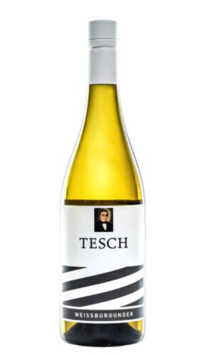 Die feine Säurestruktur und die mineralische Frische des Weißburgunders passen ideal zum Spargel. „2021 Weißburgunder „T“ trocken“ vom Weingut Tesch.