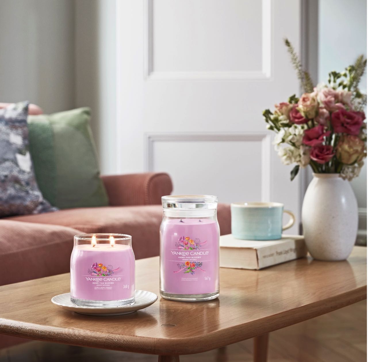 Verschenken Sie duftende Blumen: Die Kerze von Yankee Candle macht sich auch in der Küche gut. Sie riecht köstlich nach einem Bouquet aus verschiedenen Blumen, „Hand Tied Blooms“, ca. 33 Euro.