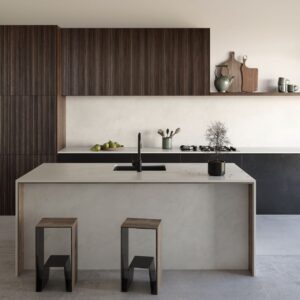 Die angedeutete Marmorstruktur in der Kombi mit dunklem Holz wirkt sehr elegant. Das Dekton-Material „Kraftizen“ ist aber wesentlich unkomplizierter als der Naturstein. Von Cosentino in der Farbe „Albarium“.