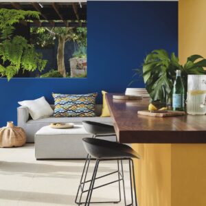 Sommer pur steckt in diesem Raum. Das liegt am wunderbaren Kontrast von Gelb und Royalblau. Ideal für ein Zuhause im Boho-Stil. Die Farben sind von Little Greene und auch für den Outdoor-Bereich geeignet.