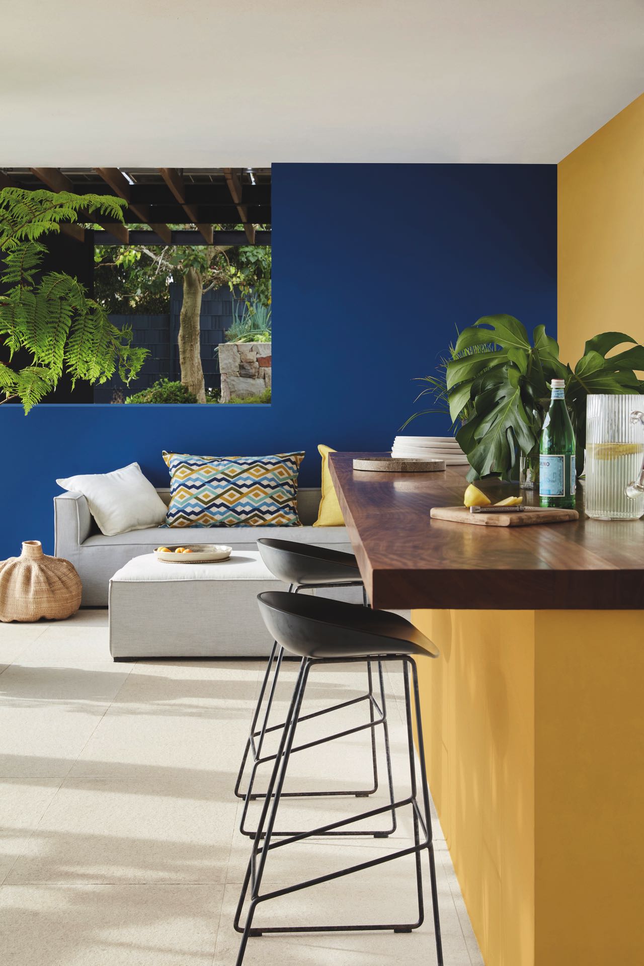 Sommer pur steckt in diesem Raum. Das liegt am wunderbaren Kontrast von Gelb und Royalblau. Ideal für ein Zuhause im Boho-Stil. Die Farben sind von Little Greene und auch für den Outdoor-Bereich geeignet.