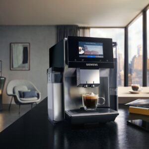 Der neue Siemens Kaffeevollautomat „EQ 700“ ist mit einem farbigen „Full-Touch-TFT-Display“ ausgestattet, das sich leicht bedienen lässt. Durch eine Streichbewegung über das Display sieht man die Auswahlmöglichkeiten. Echtes Urlaubsgefühl: Zusätzlich zu den bis zu neun klassischen Getränken, bietet Siemens bis zu 21 Spezialitäten aus zehn verschiedenen Ländern an, zum Beispiel den portugiesischen Galao. Sogar Infos zur jeweiligen Kaffee-Spezialität sind abrufbar.