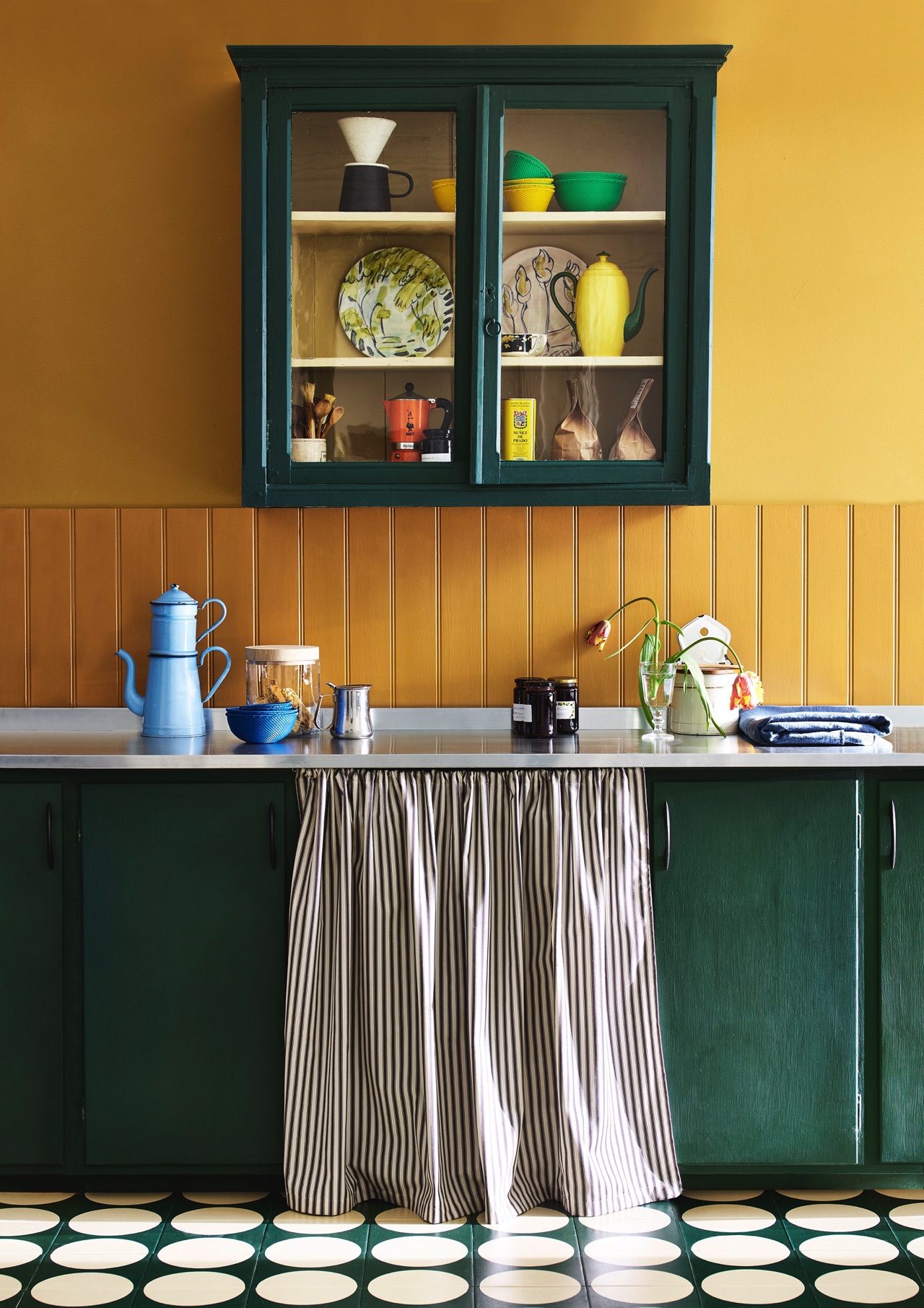 Wer die Küche auf den ersten Blick sommerlich gestalten möchte, kann sich für eine gelbe Wand entscheiden. Das macht gute Laune. Die Farbe „Carnaby Yellow“ ist von Annie Sloan.