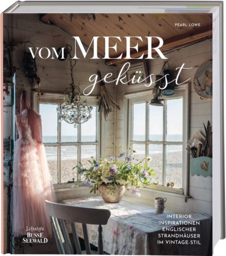 Der englische Landhausstil mit üppigen Rosen und Häusern gleich am Meer, lässt uns an den Sommer denken. Im Buch „Vom Meer geküsst“ von Pearl Lowe, werden solche Häuser gezeigt und es gibt schöne Ideen, um diesen Stil umzusetzen, auch für die Küche, erschienen bei Busse Seewald, 30 Euro.