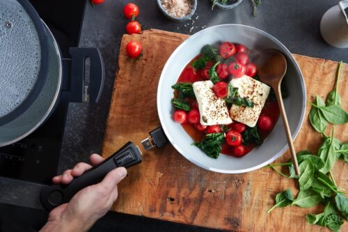 Schafskäse gehört zum Sommer. Mit Tomaten und Spinat ergibt es eine tolle Mischung. Pfanne von Berndes, mit praktischem, abnehmbaren Griff.