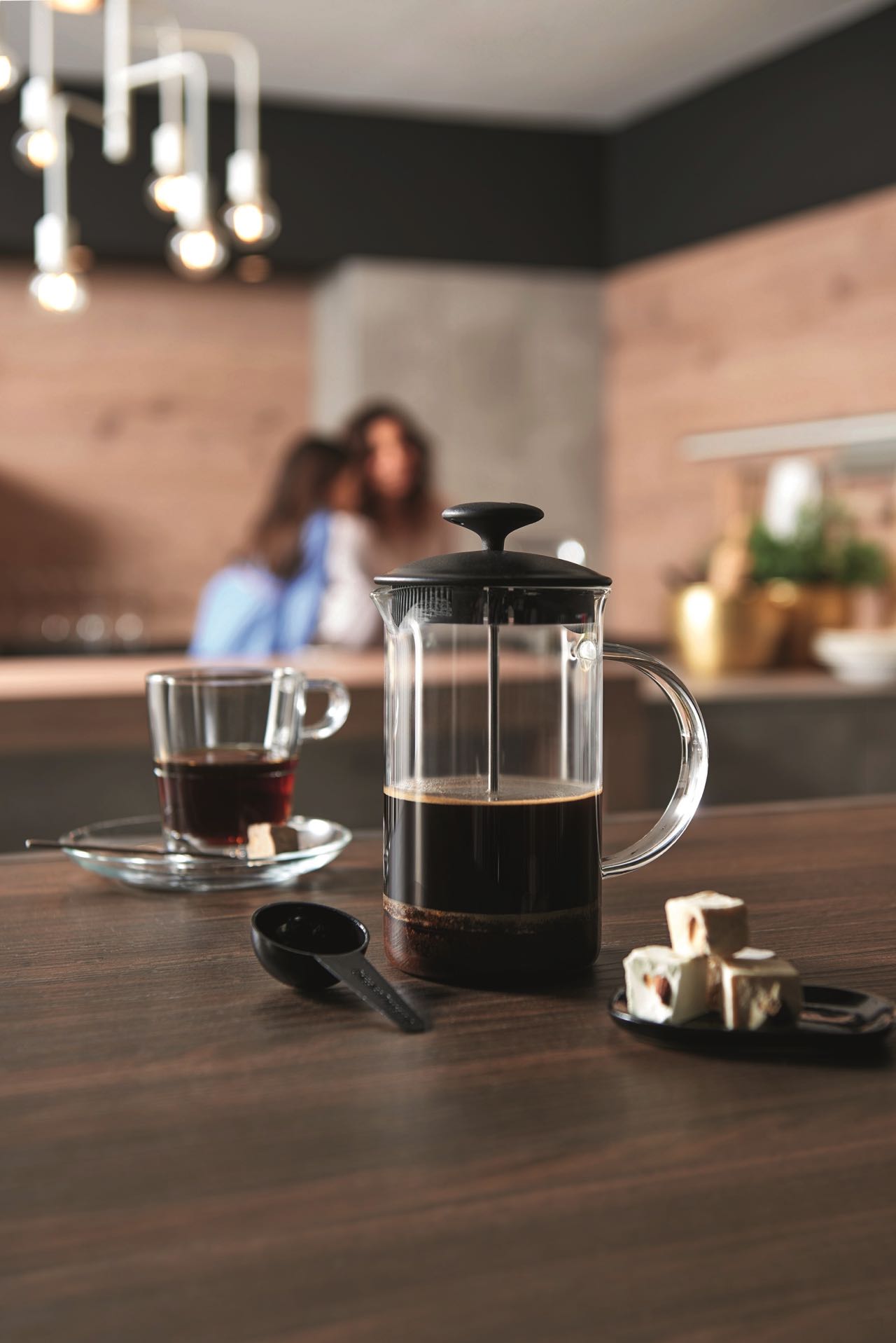 Fein ist der Kaffeegenuss aus der French Press „Caffé per me“ von Leonardo. Zur Kanne gehören ein schwarzer Deckel, ein Filter sowie ein schwarzer Löffel. Mit dem System lässt sich auf die Schnelle ein guter Kaffee aufbrühen.