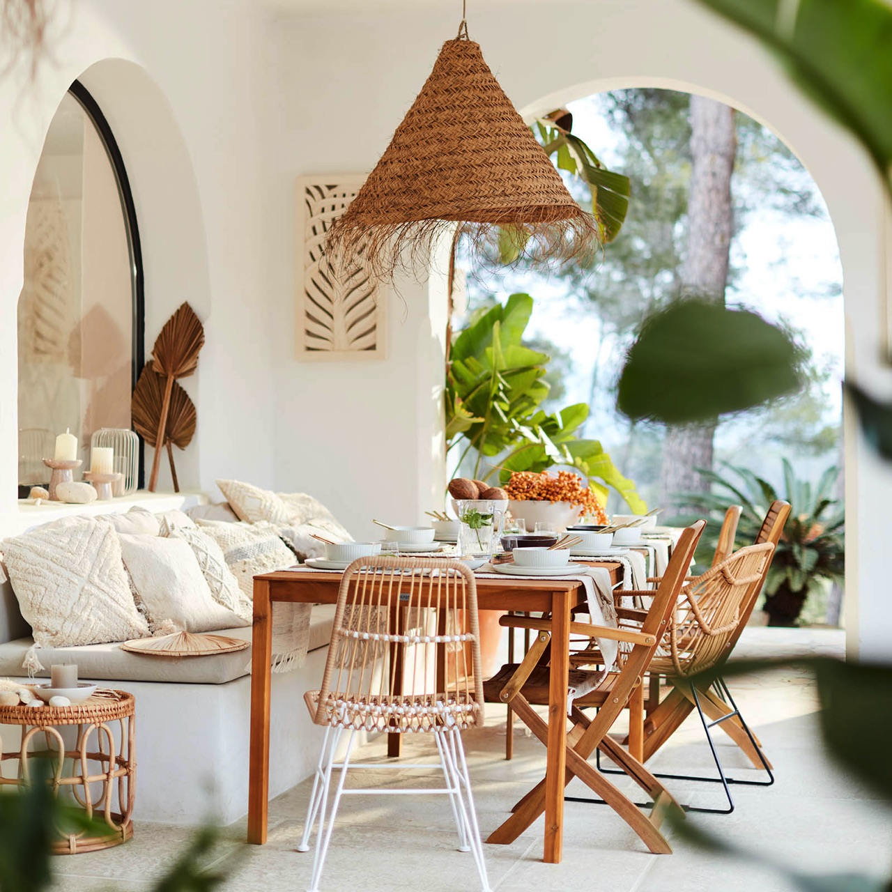 Der Boho-Stil erinnert an südliche Länder und kann auch in den eigenen vier Wänden mit den Accessoires umgesetzt werden. Dadurch fühlt man sich ein wenig wie auf der Terrasse eines schönen Ferienhauses. Alles von Depot, zum Beispiel Stuhl „Jarek“, ca. 90 Euro.