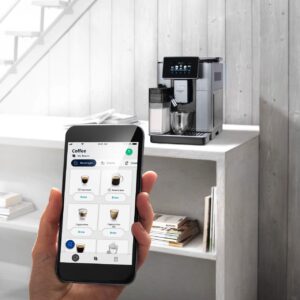 Der Vollautomat von DeLonghi hat ein Gehäuse aus Edelstahl und ein Touch-Farbdisplay. Er ist mit vielen Features ausgestattet. Über Bluetooth kann er mit der „Coffee Link App“ verbunden werden. Hier lassen sich neue Rezepte kreieren oder Einstellungen personalisieren, sodass man sie auf Knopfdruck abrufen kann.