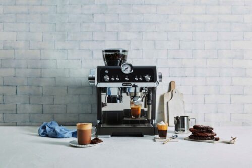 Bei „La Specialista” von DeLonghi ist das Zusammenspiel von Technik, Design und Genuss neu überdacht worden. Es ist die erste Kaffeemaschine mit der sogenannten „Bean Adapt Technology“. Diese sorgt dafür, dass die Maschine immer optimal auf die verwendeten Bohnen abgestimmt ist. Praktisch ist der Mahlsensor, der die vom Nutzer eingestellte Position identifiziert und bei einer Veränderung des Mahlgrades die Dauer des Vorgangs daran anpasst, damit die Menge an Kaffeepulver immer richtig ist.