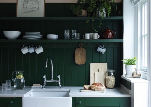 Das dunkle Grün ist typisch für den englischen Landhausstil. Farbton „Duck Green“ von Farrow & Ball.