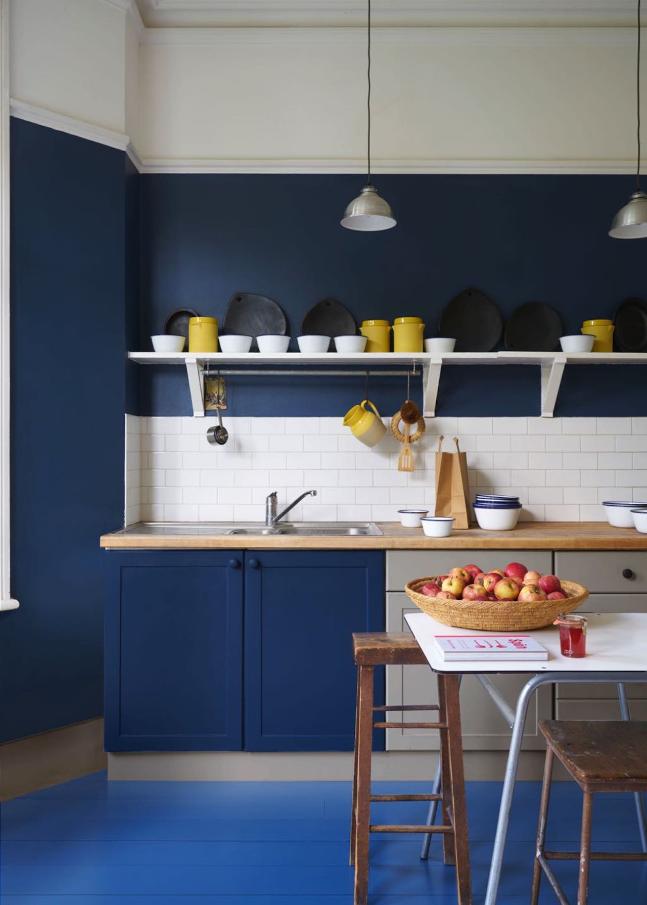 Optisch ist die Möblierung eher reduziert, doch das kräftige Blau passt zum auffallenden Mittelmeer-Stil. Farbe „Blue No. 281“ von Farrow & Ball.