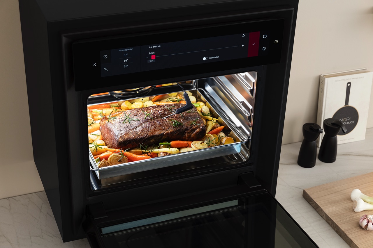 Der FlexBackofen BORA X BO st eine Kombination aus Dunstabzug, Dampfgarer und Backofen mit integrierten Reinigungsfunktionen bei intuitiver Bedienung.