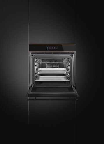 Der italienische Hersteller Smeg präsentiert mit der Backofen-Generation Galileo ein Elektrogerät, das klassisches Backen, Dampfgaren und eine Mikrowellen-Funktion vereint und ergatterte mit dem Galileo Omnichef den zweiten Platz beim BMK-Innovationspreis.