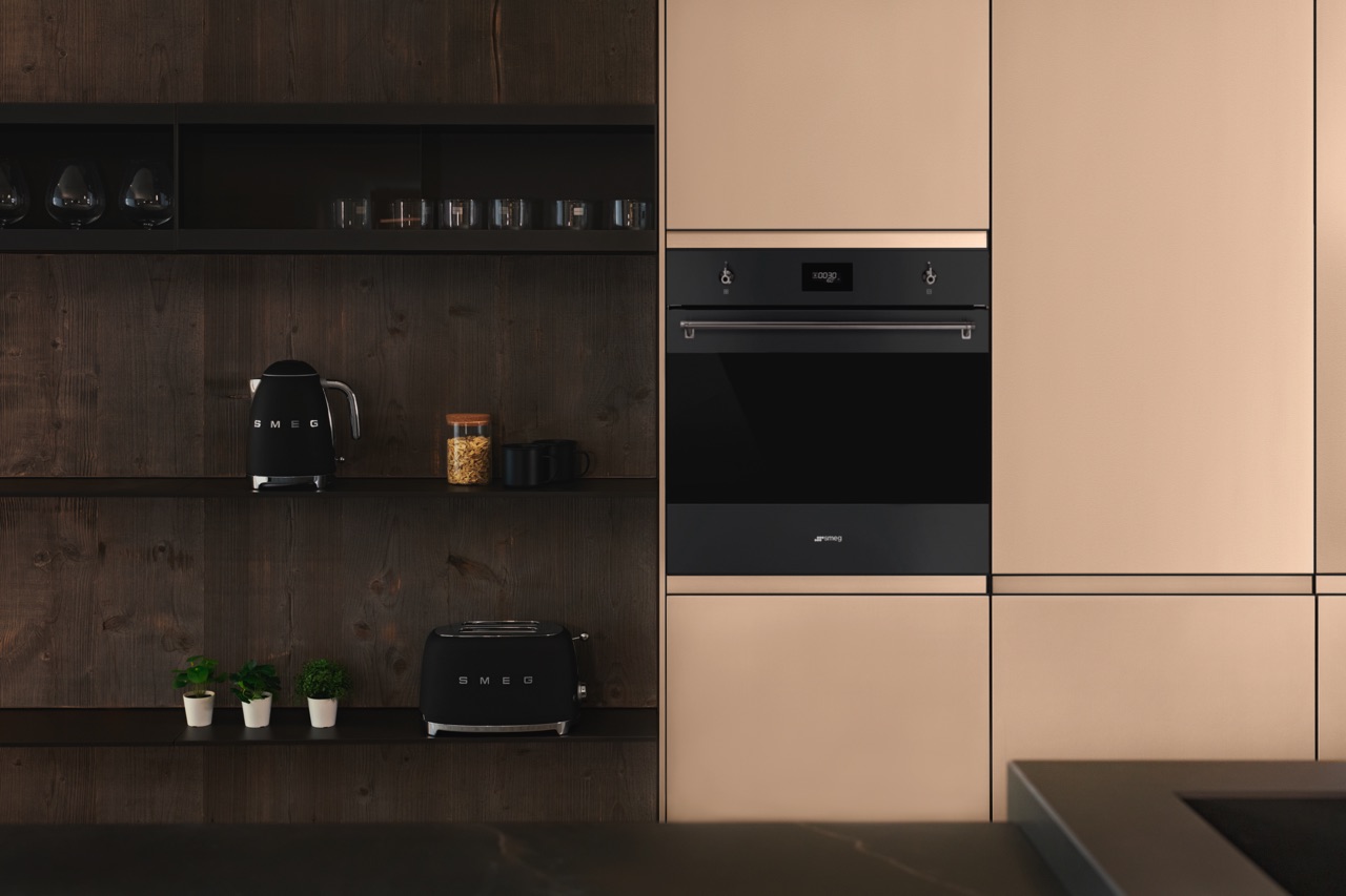 Brillant in Mattschwarz – doch der Backofen im Classici Design von Smeg hat noch viel mehr zu bieten. 