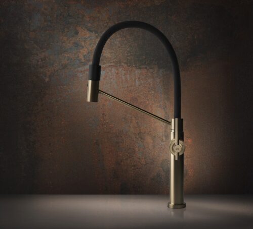 Der Look von „Habito“ ist raffiniert, vor allem die Farbzusammenstellung. Damit wird die Armatur im Industrial-Stil von Gessi zum Mittelpunkt der Küche.