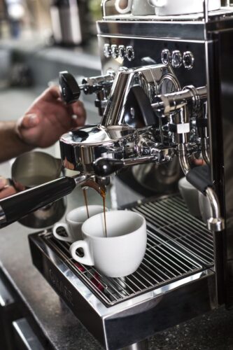 Drei Thermoblöcke sorgen für die perfekte Temperatur bei der Siebträgermaschine „Contessa“. Das flüsterleise Doppelpumpensystem ermöglicht es, Espresso zu kochen und gleichzeitig Milch aufzuschäumen und das mit dem passenden Druck. Integriert sind hochwertige Barista-Einstellungen, zum Beispiel die optimale Vorbereitung des Kaffeepulvers.