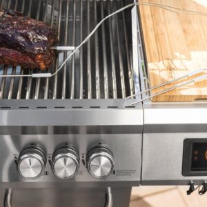 Beim digitalen Gasgrill aus Edelstahl von Grillfürst ist die Temperatur-Anzeige in den Grill integriert, so sind alle Infos unkompliziert ablesbar, um ca. 1.350 Euro.