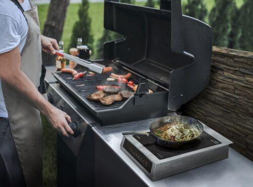 Auf jedem Grill kann das Einzel-Induktionskochfeld verwendet werden, um zusätzliche Speisen zuzubereiten. Das ist praktisch, da alle Gerichte parallel an einem Ort gekocht und gegrillt werden können. „Pro Chef“ von Caso Design, ca. 200 Euro.
