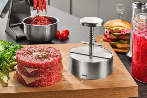 Burger-Patties selbst herstellen, das schmeckt super. Damit sie die perfekte Form bekommen, ist die Profi-Hamburgerpresse aus Edelstahl von Gefu hilfreich. Sie ist spülmaschinengeeignet, ca. 43 Euro.
