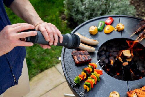 Die Pfeffermühle ist speziell für den Outdoor-Gebrauch gedacht. Durch eine Gummibeschichtung kann sie draußen aufbewahrt werden. Die Besonderheit der „BBQ Pfeffermühle“ ist das eingebaute LED-Licht, damit man auch bei Dunkelheit sieht, wieviel Gewürz rauskommt. Von Peugeot, ca. 85 Euro.