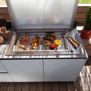 Aktuell in Mode sind komplette Outdoor-Küchen. Hier können, neben dem klassischen Grill, verschiedene Zubereitungsformen integriert werden, so auch eine Plancha oder ein Induktionskochfeld. Diese großzügige Outdoor-Küche ist von Schmidt.