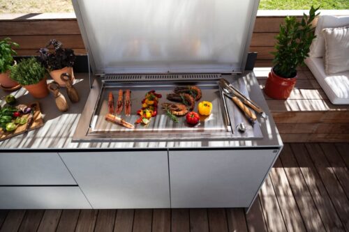 Aktuell in Mode sind komplette Outdoor-Küchen. Hier können, neben dem klassischen Grill, verschiedene Zubereitungsformen integriert werden, so auch eine Plancha oder ein Induktionskochfeld. Diese großzügige Outdoor-Küche ist von Schmidt.