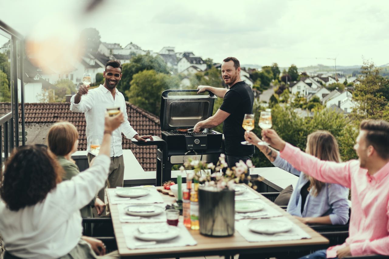 Der SEVERIN SEVO erreicht auf Knopfdruck eine Temperatur von 500° C direkt am Grillgut - und das ganz ohne offene Flamme, in nur 10 Minuten. Das Ergebnis ist sowohl optisch als auch geschmacklich beeindruckend: Gemüse, Fleisch und vegane Alternativen werden köstlich-kross, wie es Verbraucher von Holzkohle- oder Gasgrills gewohnt sind.