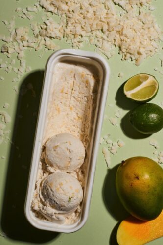 Eis lässt sich schnell zubereiten, egal ob Sorbet oder Slushis. Gut funktioniert das in der Küchenmaschine von KitchenAid. Es gibt dafür ein extra Eisspezialitäten-Set.