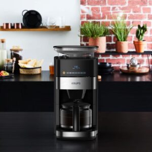 Die Filterkaffeemaschine „Grind Aroma“ von Krups hat ein hochwertiges, integriertes Kegelmahlwerk. Dadurch schmeckt der Kaffee besonders frisch. Die Maschine hat auch weitere Dinge zu bieten, so die Timerfunktion.