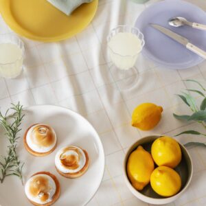 Kleine Zitronentörtchen sind ein süßes Sommer-Geheimnis und machen sich auch optisch hervorragend. Das Geschirr ist aus der Serie „Loumarin“ von Maisons du Monde.