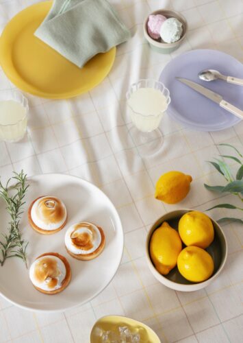 Kleine Zitronentörtchen sind ein süßes Sommer-Geheimnis und machen sich auch optisch hervorragend. Das Geschirr ist aus der Serie „Loumarin“ von Maisons du Monde.